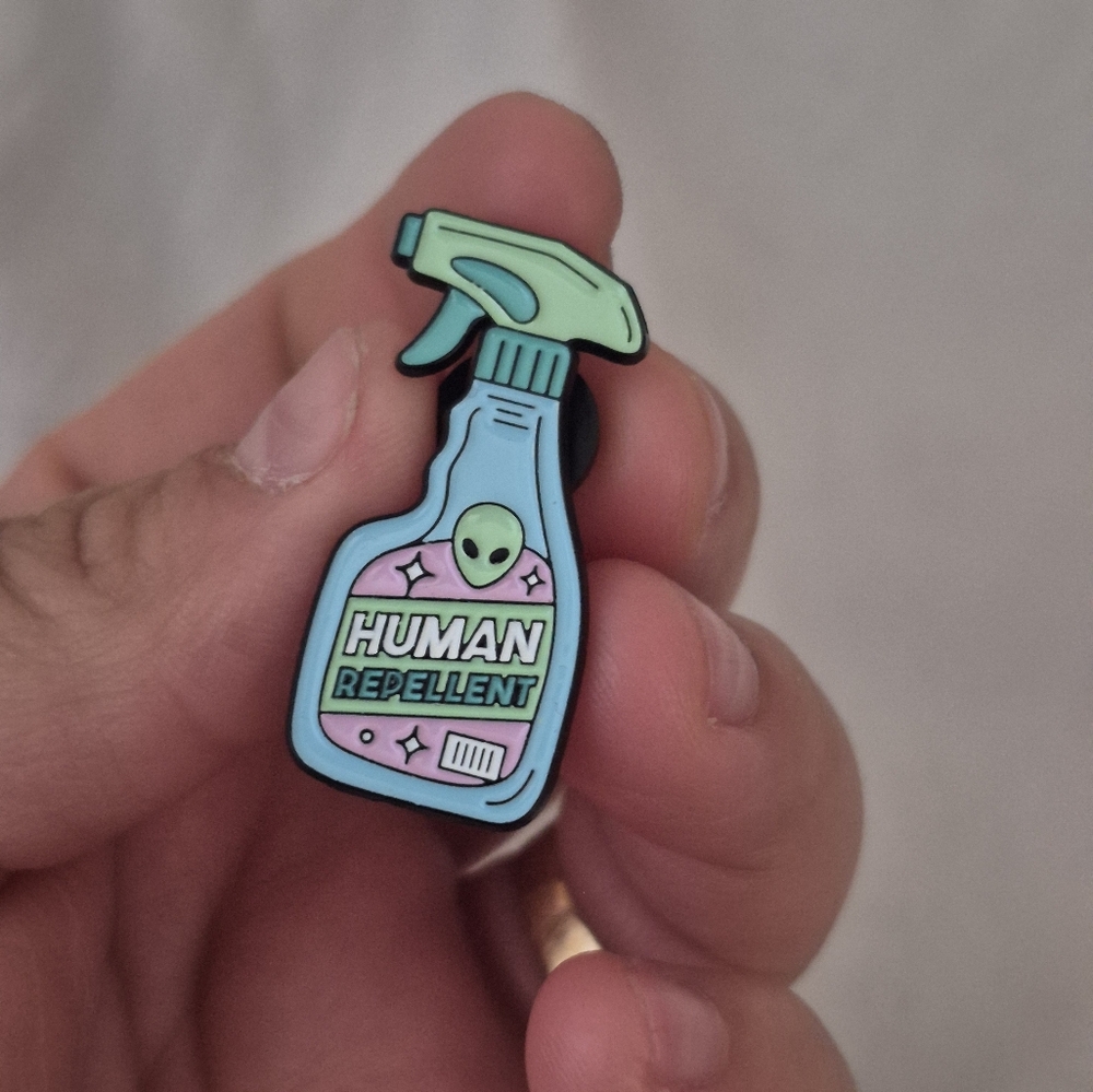Alien Spray Enamel Pin